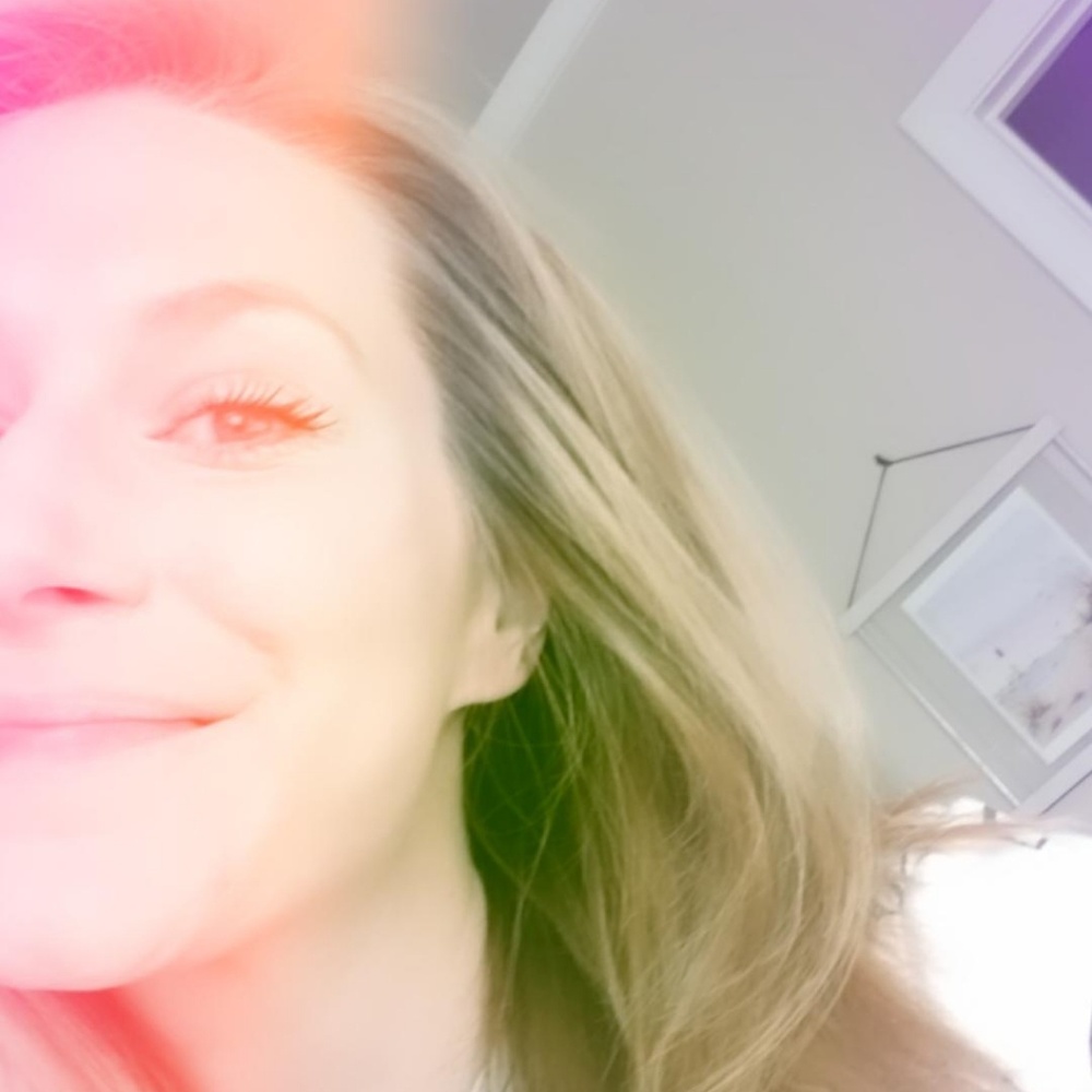 Suggested User + Posh Ambassador 🤩 Hello Gorgeous